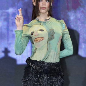 Jenna Ortega wore a long-sleeve green bodysuit from Simone Rocha’s Spring 2025 ready-to-wear collection.